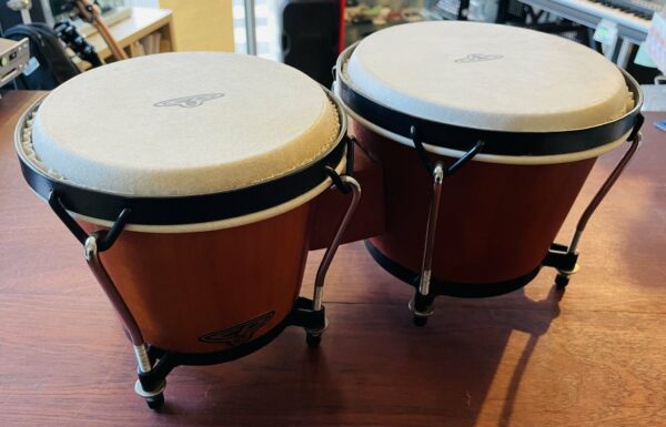 Paire de bongos CP-221 DW, housse Woodbrass, clé