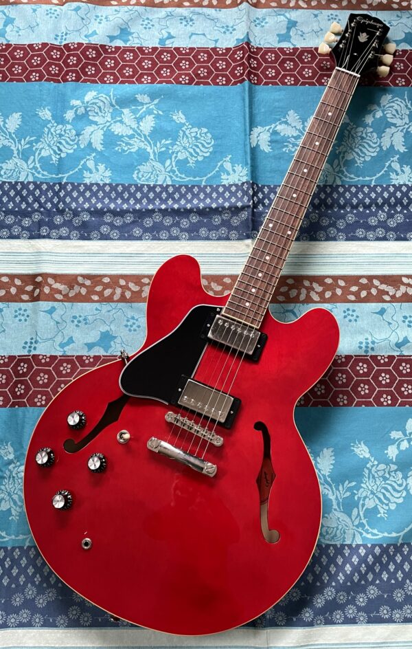 Guitare électrique gaucher Epiphone ES-335 IG cherry left hand n°23051510276, carton d’origine