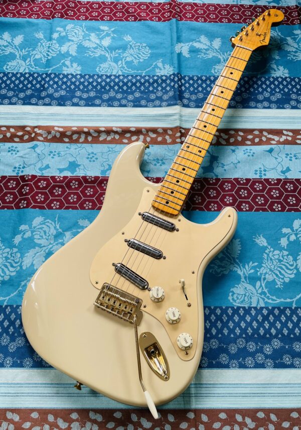 Guitare électrique Fender 60th Anniversary Classic Player 50’s Stratocaster maple MN Desert Sand n°MX13411355 (2014, Mexico), modèle 0140602789, étui Fender 60 ans, réglée luthier Amal (06.12.24)