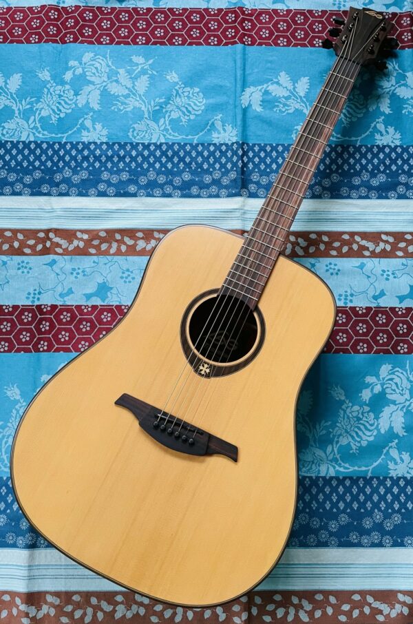 Guitare acoustique dreadnought Lâg T200D Stage n°1103WF108138, housse Tobago neuve.