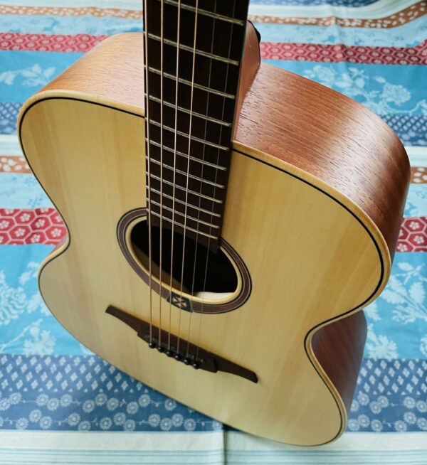 Guitare acoustique comme neuve Lâg T70A NAT n°2208LT27623, carton d’origine, cordes neuves, manche réglé. – Image 8