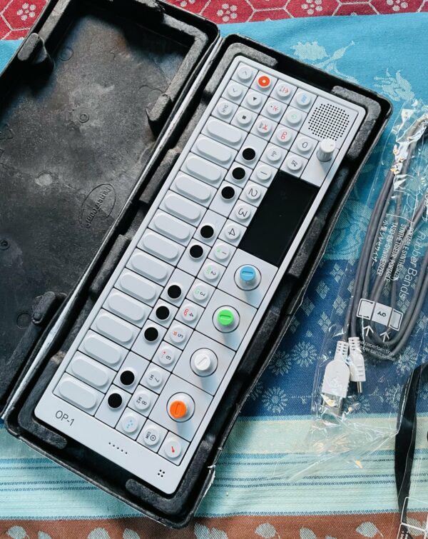 Workstation synthé sampleur Teenage Engineering OP-1 n°TE002AS001A R00218, boite d’origine, accessoires – Image 9