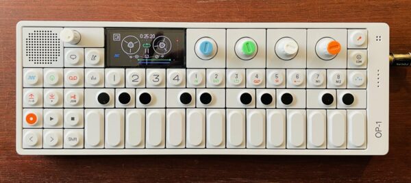 Workstation synthé sampleur Teenage Engineering OP-1 n°TE002AS001A R00218, boite d’origine, accessoires