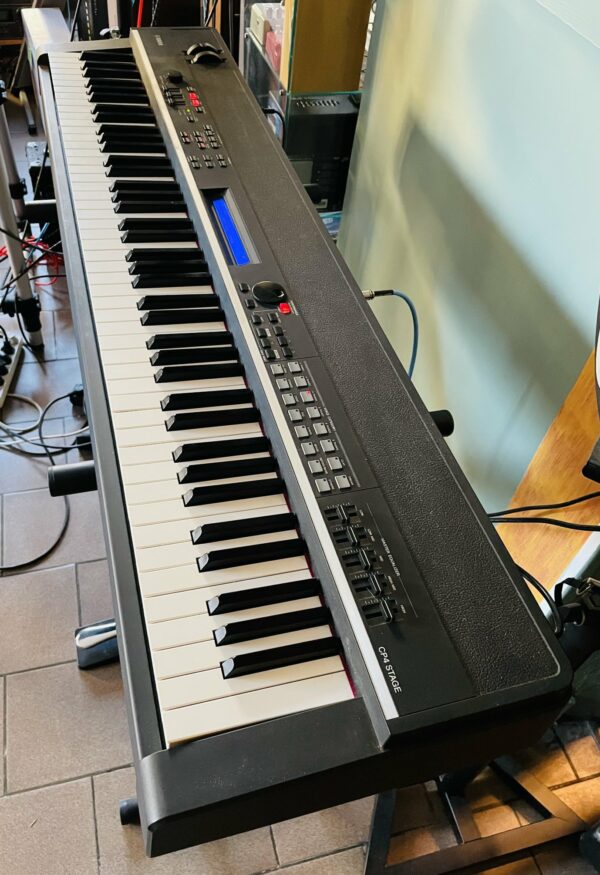 Piano numérique Yamaha CP4 Stage n°EAUL01024 (Japan), housse Gewa, pédale sustain (feutres refaits par Audiotronic en 2022)