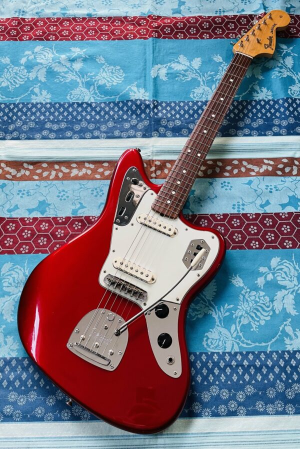 Guitare électrique Fender American Vintage Series Reissue 62’s Jaguar candy apple red n° V123897 (2000, USA), étui marron, accessoires, sangle, papiers