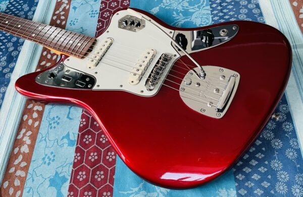 Guitare électrique Fender American Vintage Series Reissue 62’s Jaguar candy apple red n° V123897 (2000, USA), étui marron, accessoires, sangle, papiers – Image 2