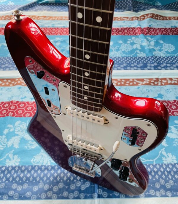 Guitare électrique Fender American Vintage Series Reissue 62’s Jaguar candy apple red n° V123897 (2000, USA), étui marron, accessoires, sangle, papiers – Image 8