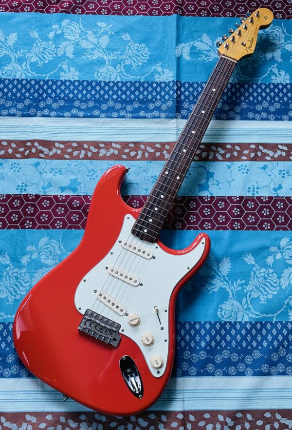 Guitare électrique Fender Stratocaster Reissue ST-62 65 Fiesta Red n°JD15018188 (2015, Japan), sangle, étui Ashton