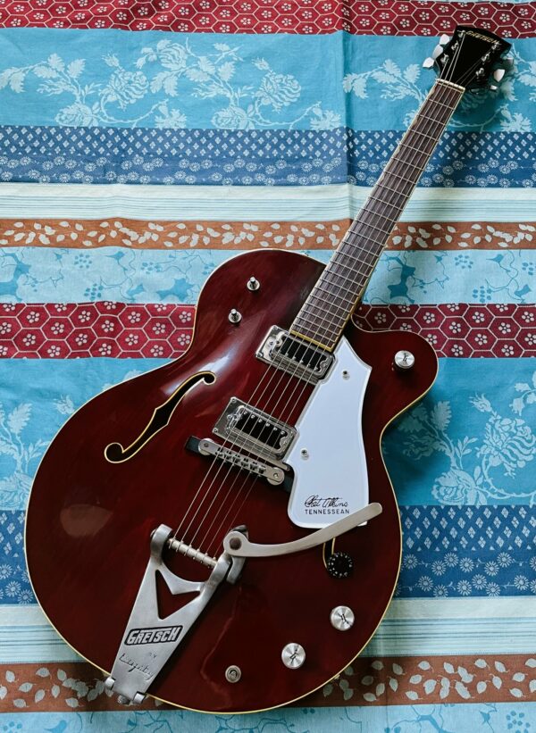 Guitare vintage semi-hollow Gretsch 7655 Chet Atkins Tenessean Red n°102074 (Octobre 1972, USA), étui vintage, ajout Push Pull filtre, manche et tête recollés)