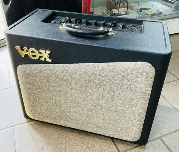 Ampli guitare à modélisation Vox AV-15 n°O.05002729, alim