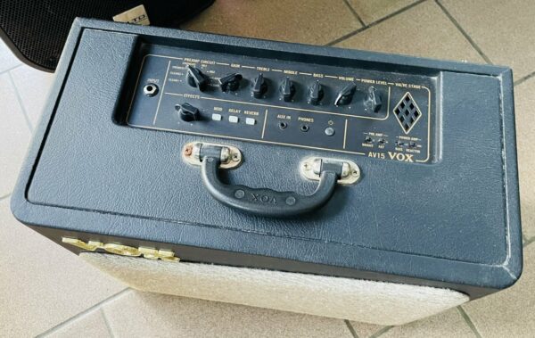 Ampli guitare à modélisation Vox AV-15 n°O.05002729, alim – Image 2