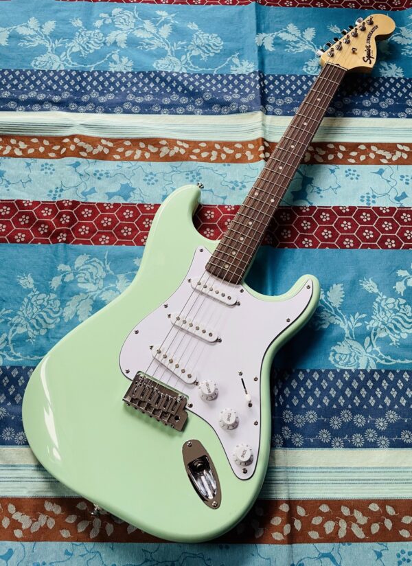 Guitare électrique Squier Stratocaster Affinity Strat Laurel Surf Green n°CSG22008683, housse Cahaya