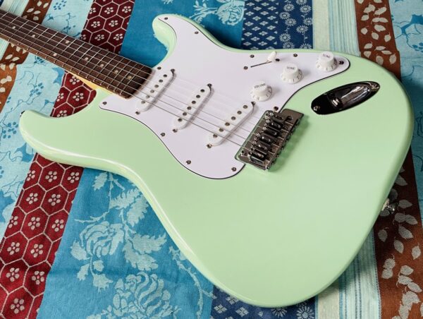 Guitare électrique Squier Stratocaster Affinity Strat Laurel Surf Green n°CSG22008683, housse Cahaya – Image 2