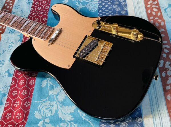 Guitare électrique Squier Telecaster 40th Anniversary 1982-2022 gold edition black n°ISSE22007964 – Image 2